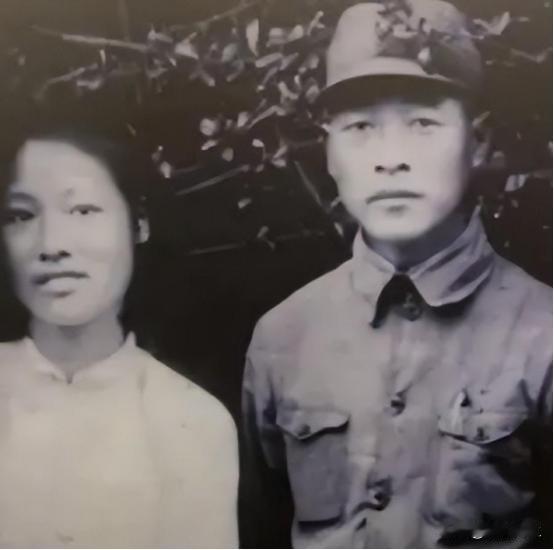 2006年彭小枫被晋升为上将军衔，他的妻子名叫谢小沁，是开国上将谢富治的女儿，后