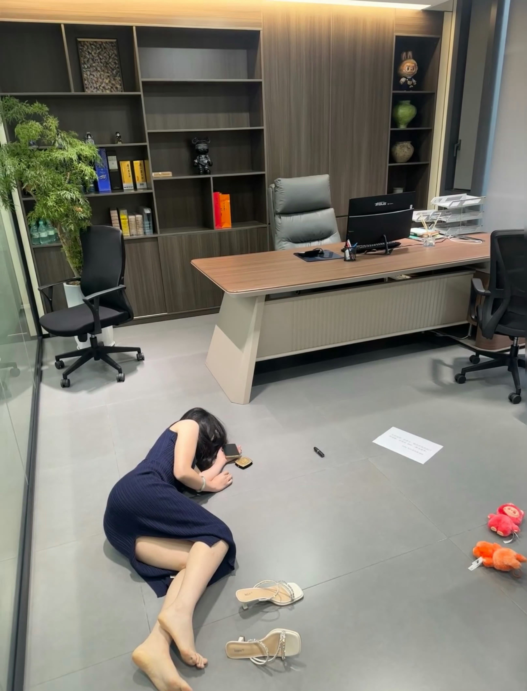表演一个随地大小睡 