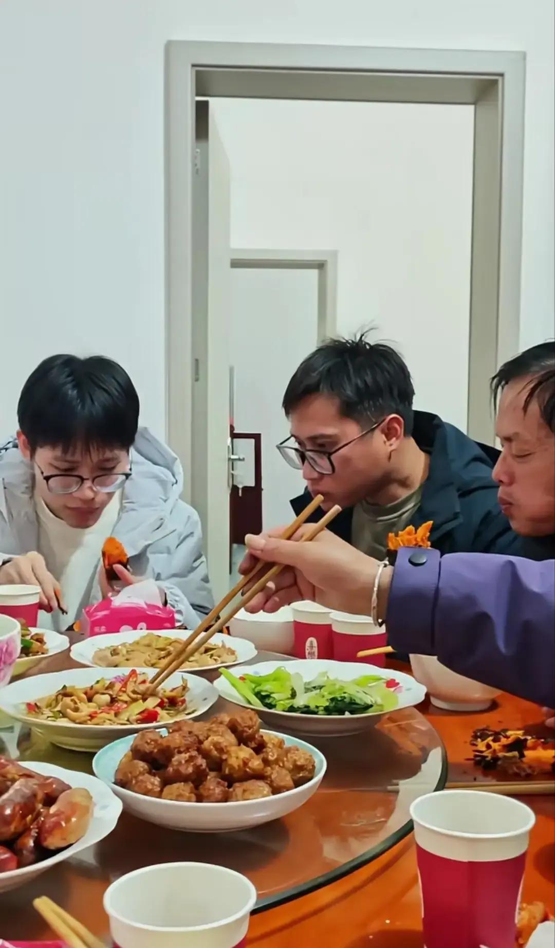 异地兄弟，一条视频涨粉80万
 
不是剧本，是血脉。元旦三天，梁志辉从北京飞回江