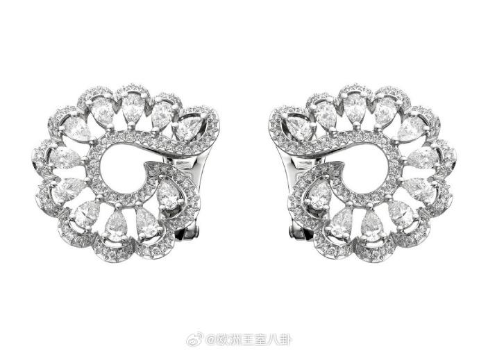 英国约克碧翠丝公主的萧邦钻石耳钉，来自Precious Lace系列，目测马蹄形