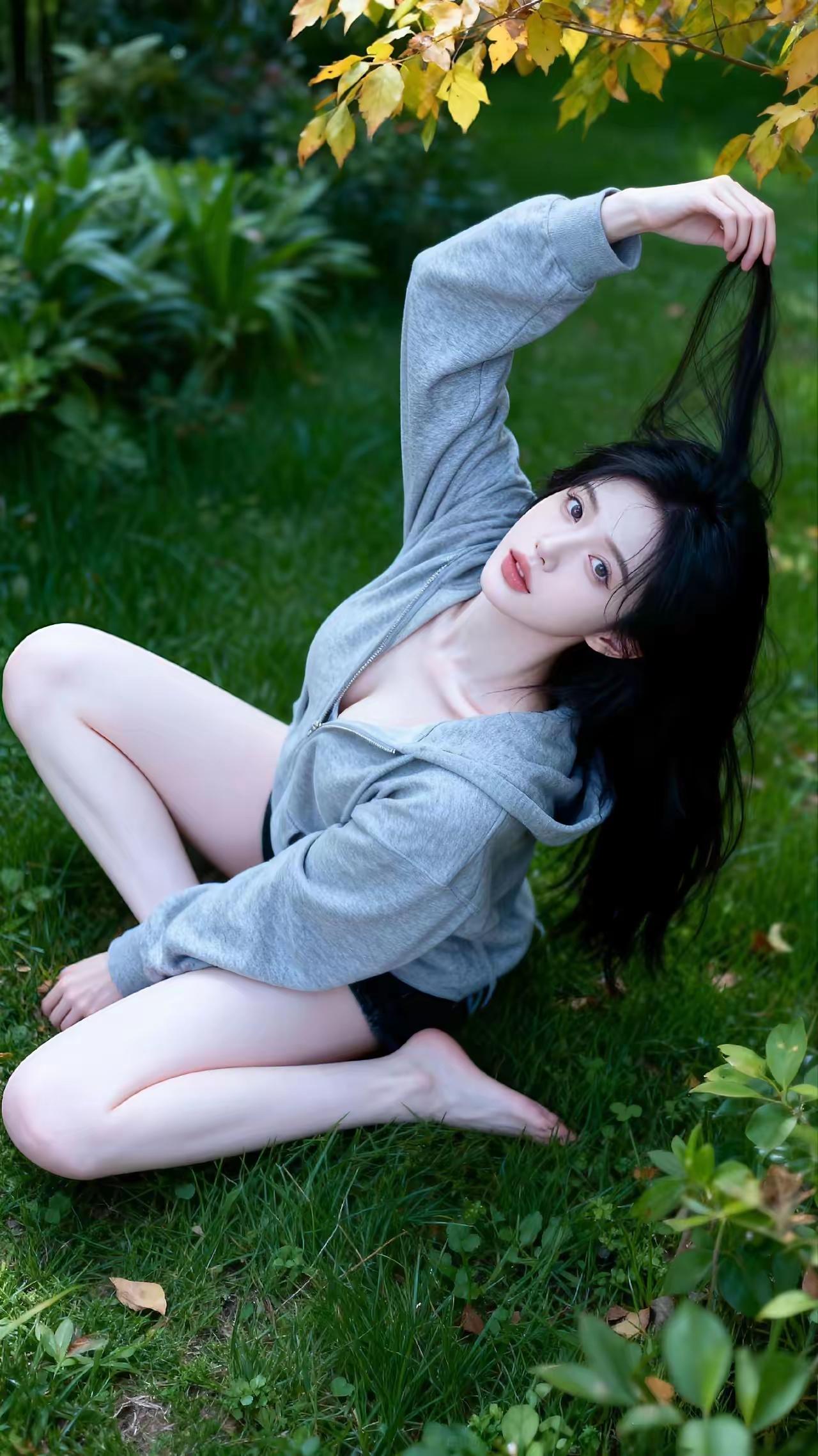 秋日暖阳下，黑发少女倚树而坐，静享自然之美。我想说有钱不一定快乐你们赞同吗 有哪