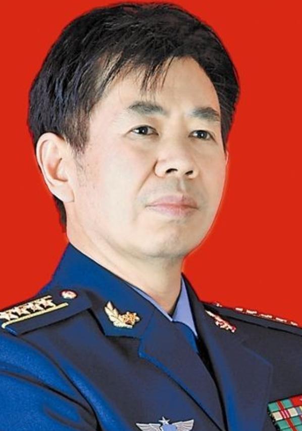 “如果美国军舰再敢闯中国海域，就应该打，导弹打光了，就用军舰撞上去！把它撞沉！”
