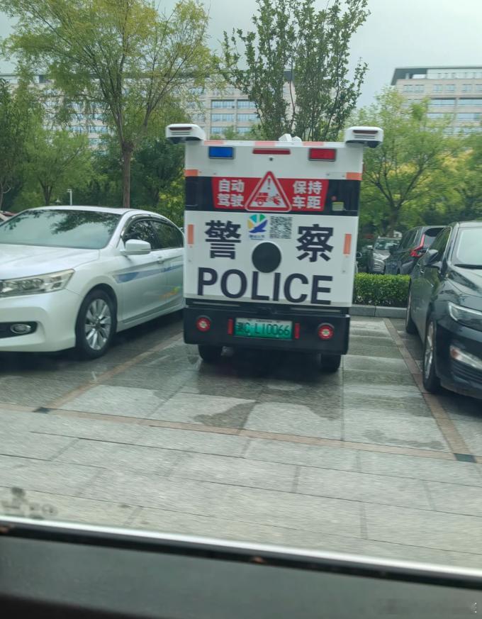 自动驾驶无人巡逻车，感觉安全感满满的，科技就是要提升我们的生活！点赞！ ​​​
