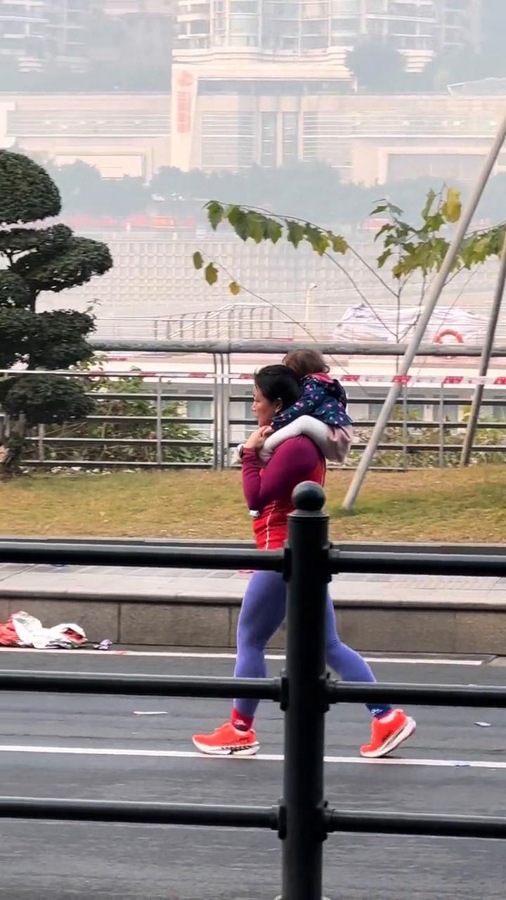 太厉害了，你们看这个家长带着小孩，这样也能跑马拉松吗？这是重庆南滨路二零二六年一