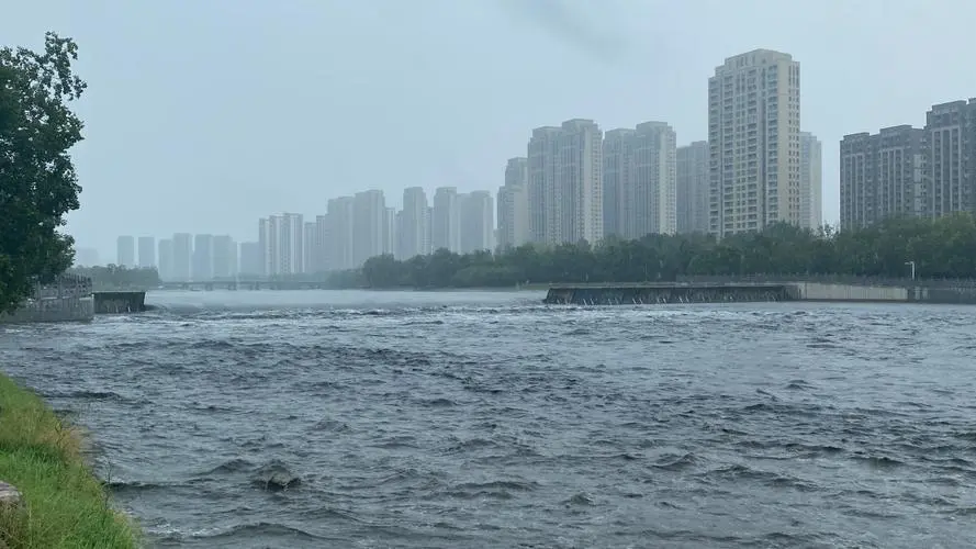 紧急提醒！郑州贾鲁河水位暴涨，危险重重勿