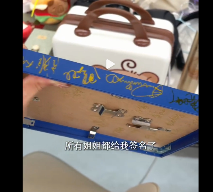 浪姐所有人都给代斯签名了代斯集齐浪姐签名代斯生日定制的月球照片上浪姐的所有姐姐都