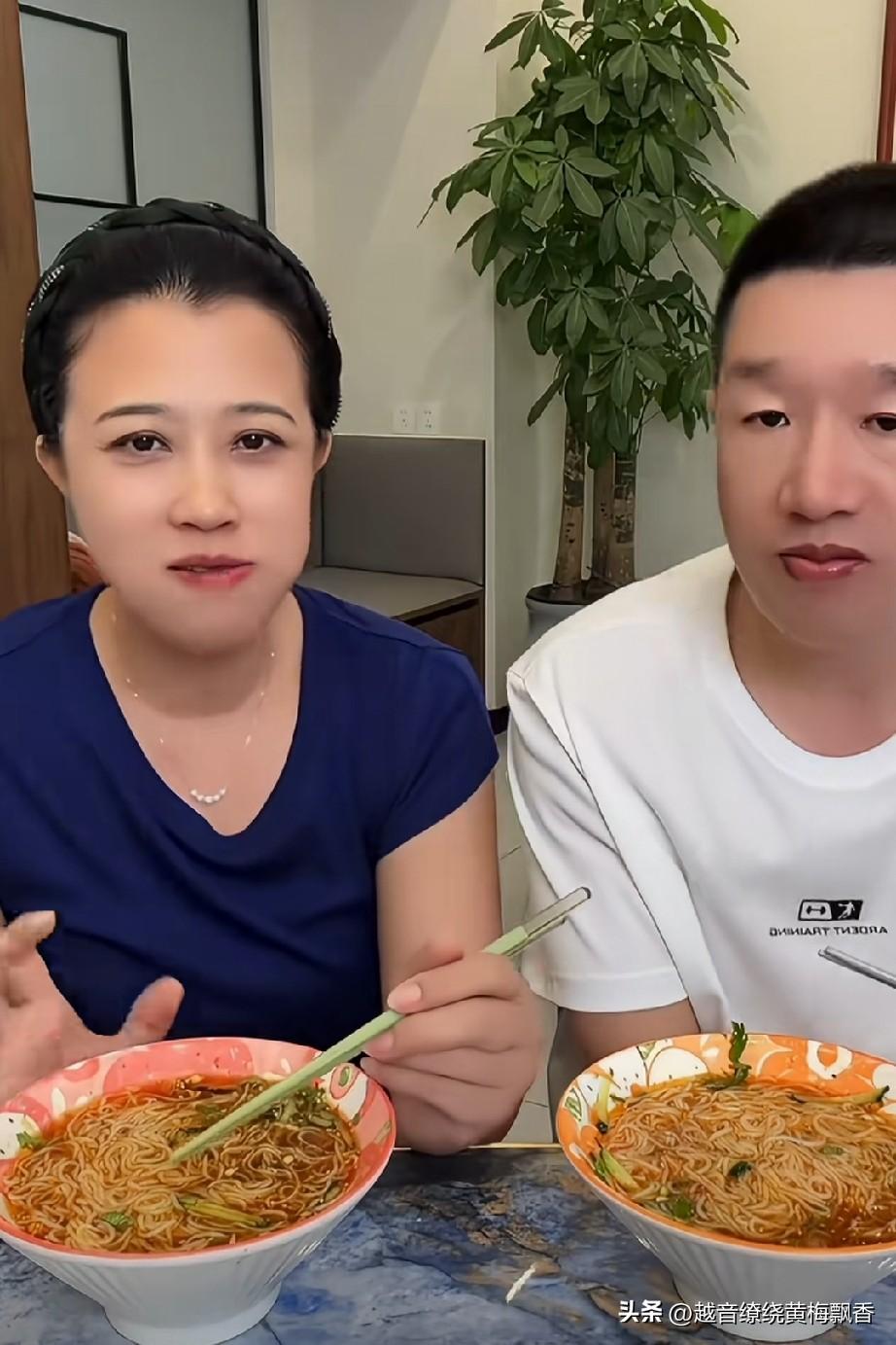 二人转演员王红梅和老公王权，经常在直播的时候吃饭，王红梅提醒王权吃饭的时候斯文点