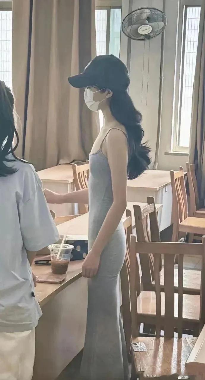 不说小，怎么形容这姑娘