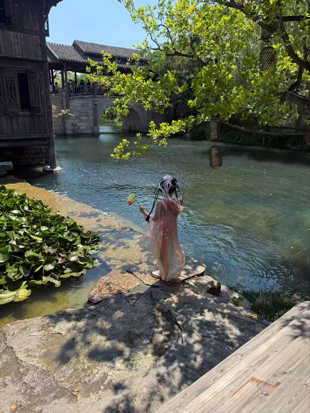 【在济南街头偶遇了夏日惊喜】三伏天的泉城济南持续高温，而暑期玩水热潮也随之愈演愈