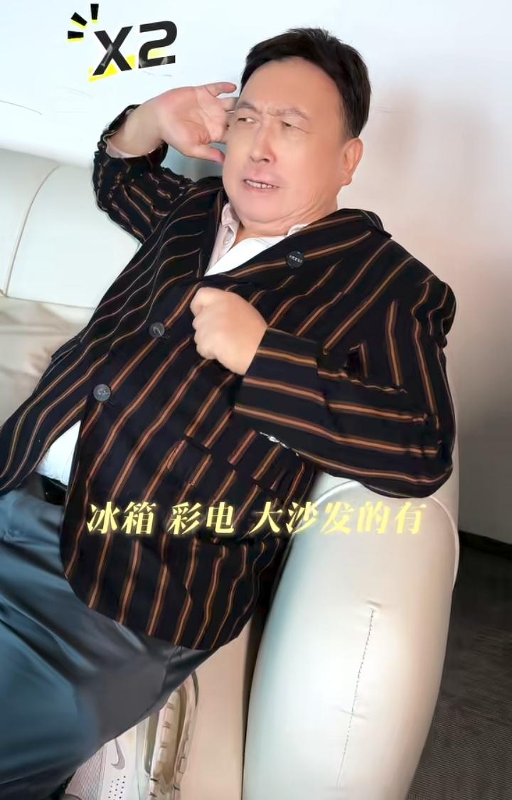 王晶最近准备入手国产新能源汽车，要有“冰箱、彩电、大沙发”，符合这个条件的品牌有