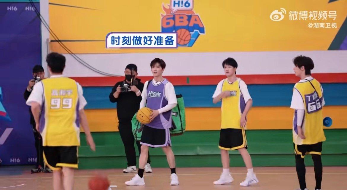 王星越防守球好帅 王星越在球场上的防守表现太圈粉！他眼神坚定，动作干脆利落，面对