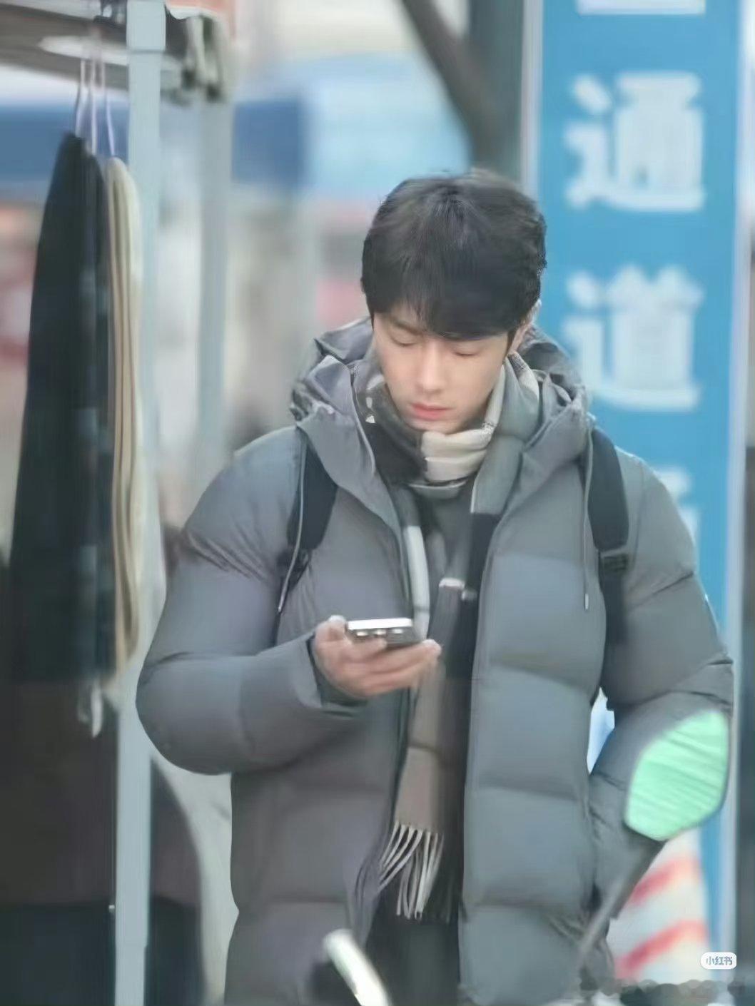 亮神拿的荣耀？亮神手里拿的是不是荣耀500pro啊？银色的，我没看错吧 