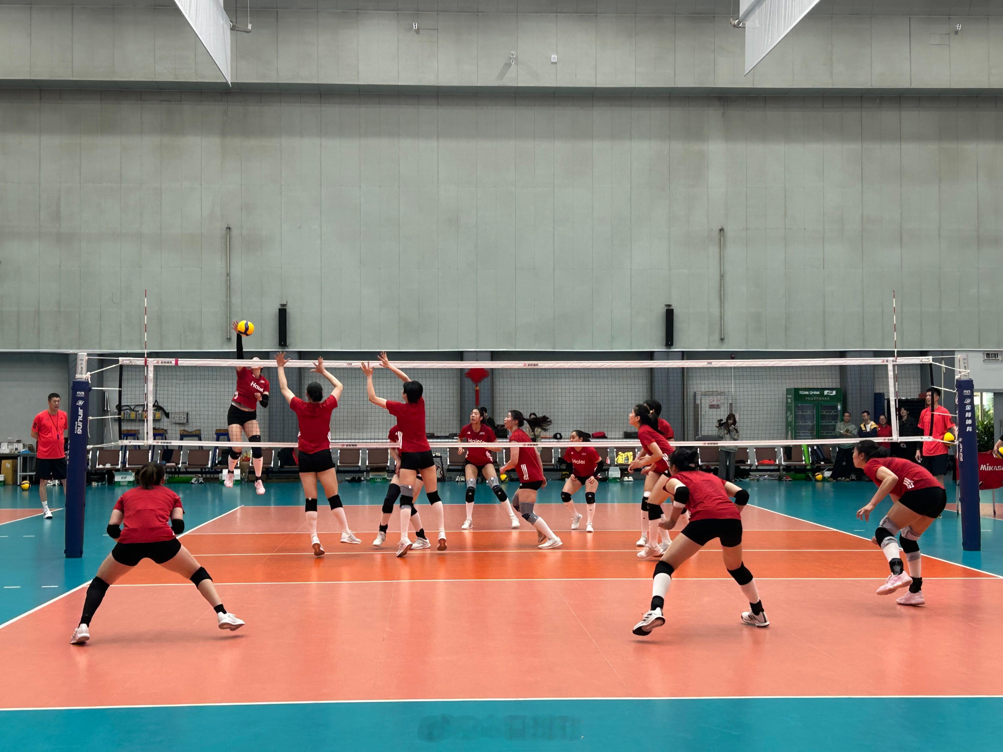 【新华社：中国女排集训近四周 主教练赵勇肯定球队状态】新华社北京4月29日电（韦