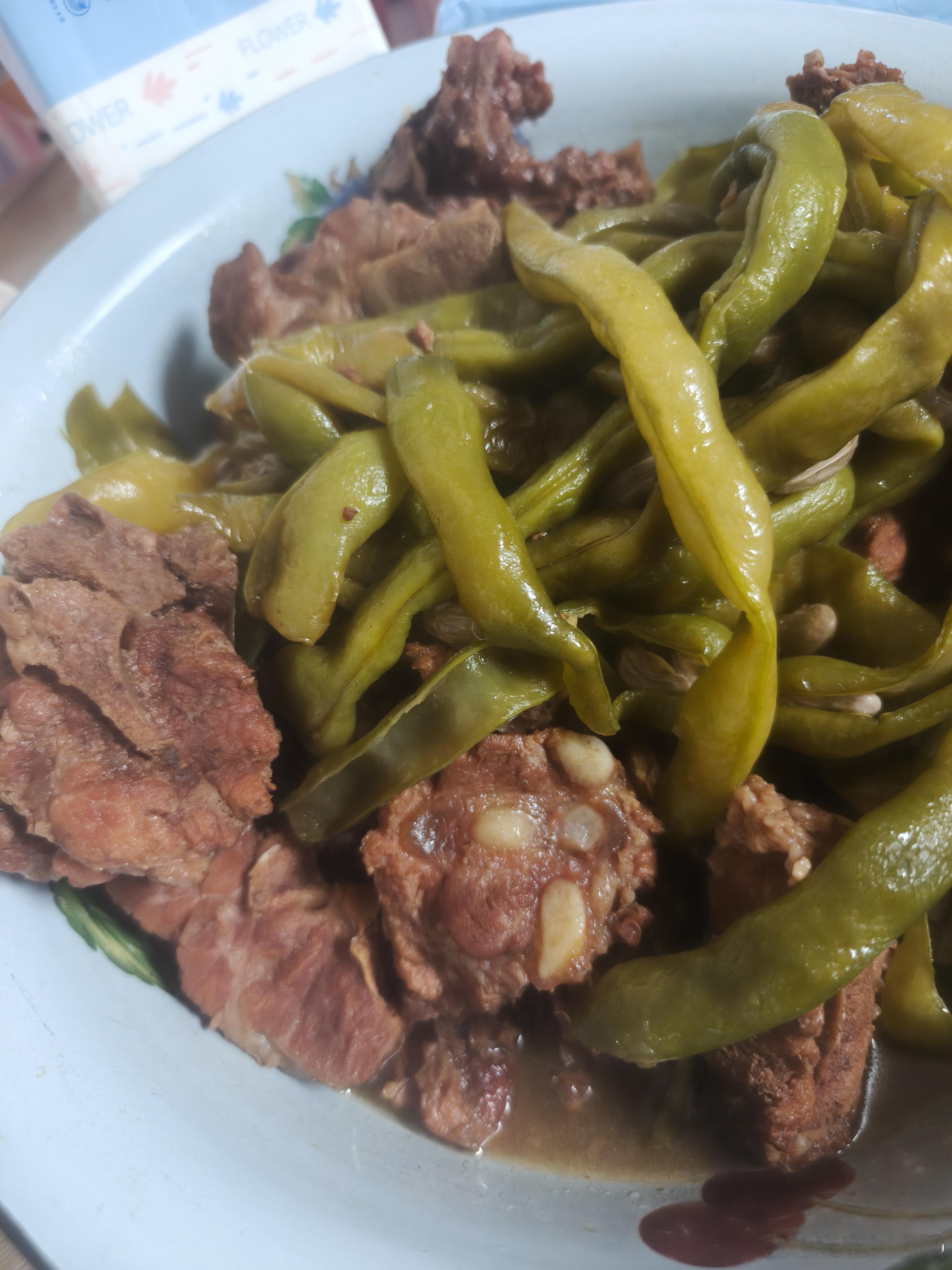 排骨炖豆角，看着不咋样，吃着嘎嘎香，是我减肥路上的绊脚石之一