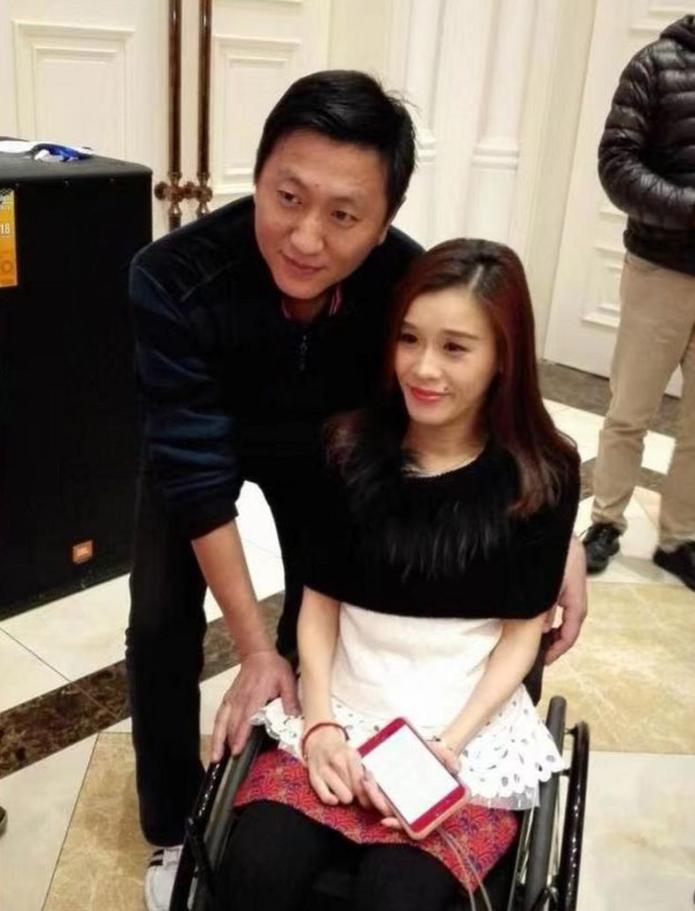 桑兰瘫痪27年了，生活完全依赖他人。喝水、吃饭、盖被子、穿衣服，全都要别人帮忙。