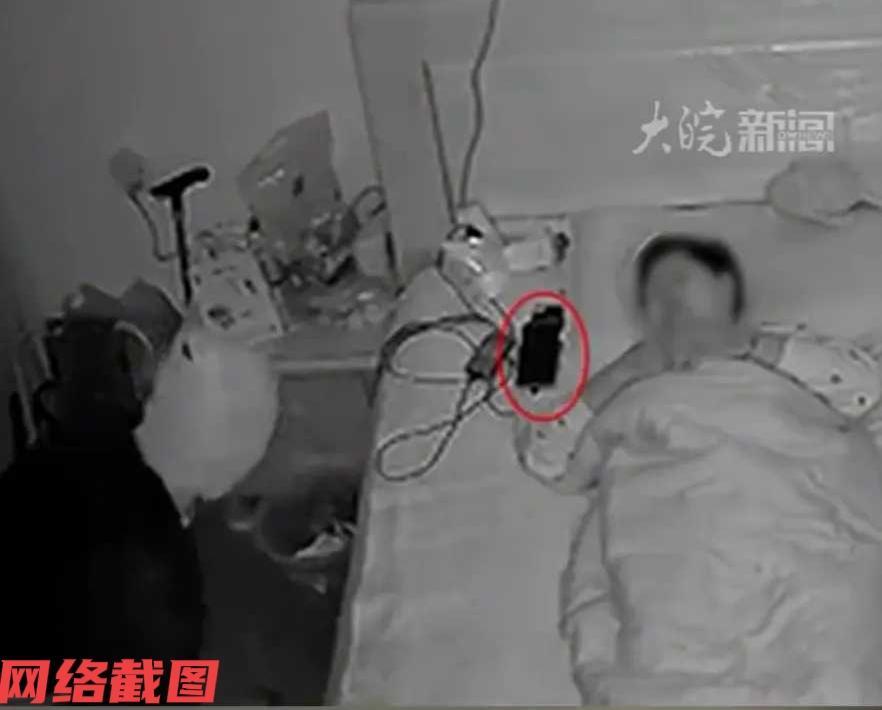 湖北武汉有女子夜间在家睡觉，没有想到家里进贼了。

这一下把女子给惊吓住，但女子