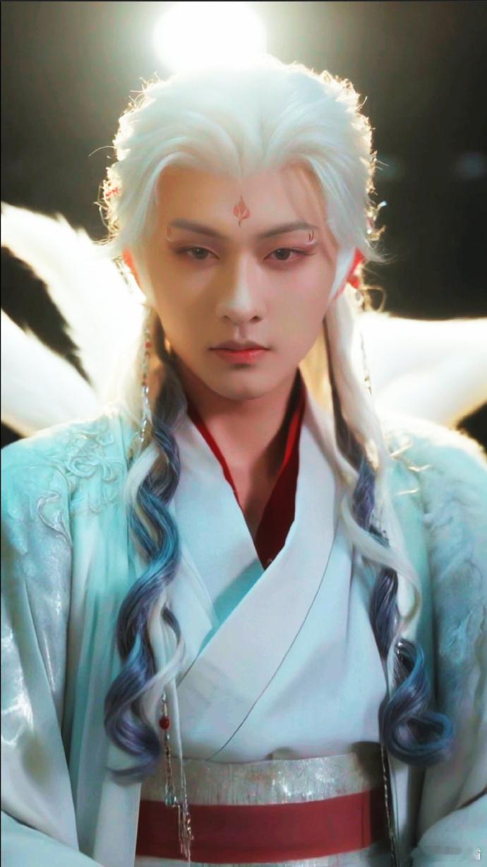 这个男妲己陈添祥我笑纳了 谁懂啊！陈添祥的男妲己有颜有身材有能力，还搞纯爱，直接