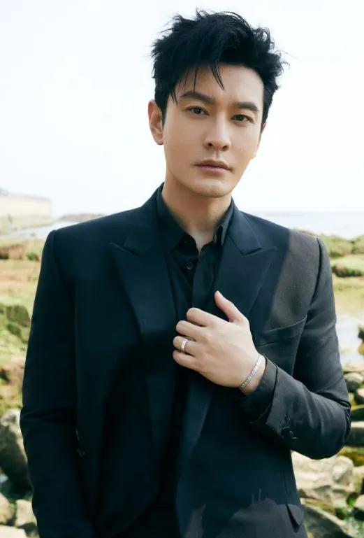 黄晓明惊喜亮相青岛里院喜剧节，以家乡明星身份助阵，与观众亲密互动，共襄喜剧盛宴，