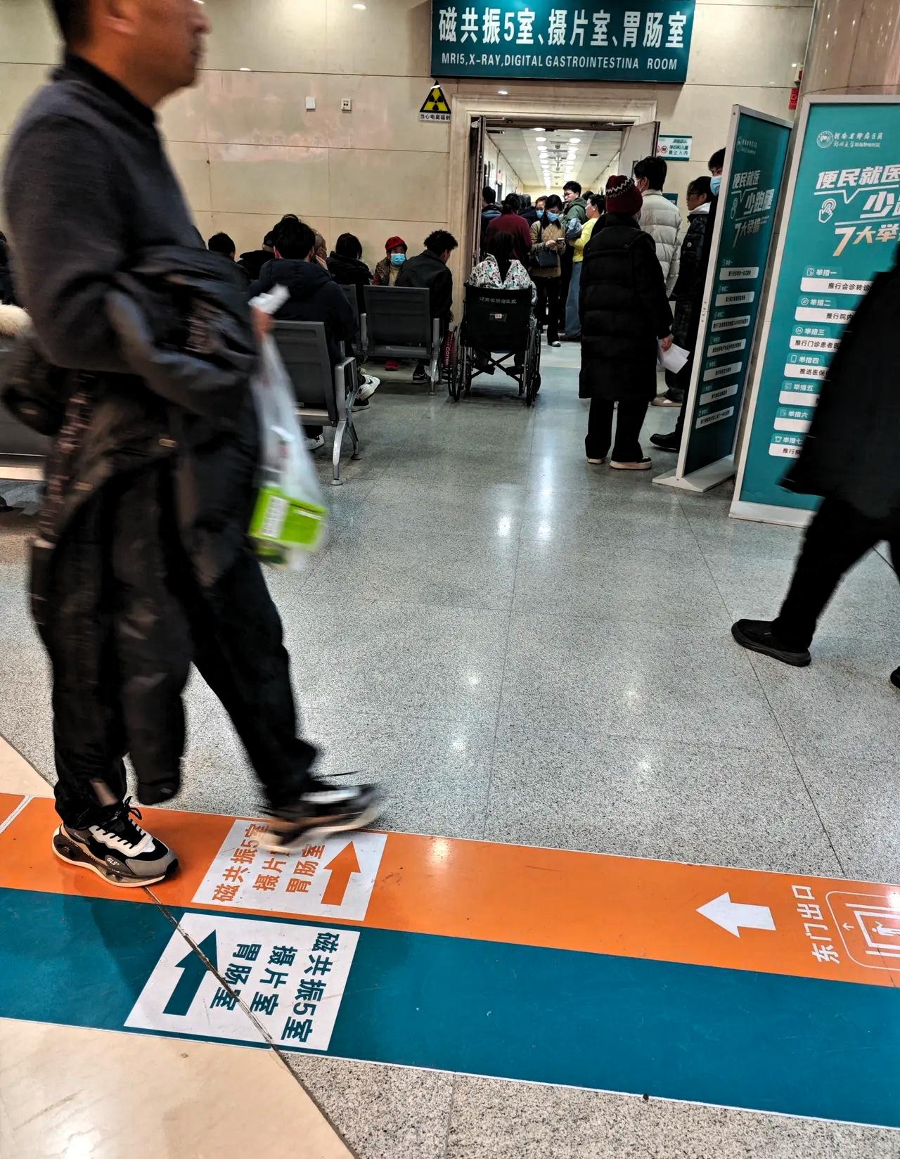 一中年女子在医院里嚎啕大哭，原来是因为她老公回家给父亲上坟后突然心梗去世了！
