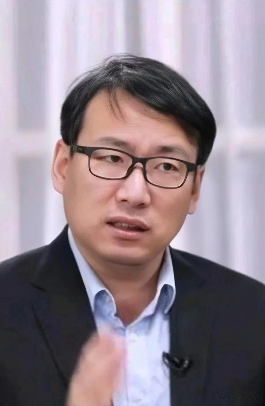 一次，储殷在直播中说:有人说我一个大学教授，不在学校教书育人，跑到网上抛头露面，