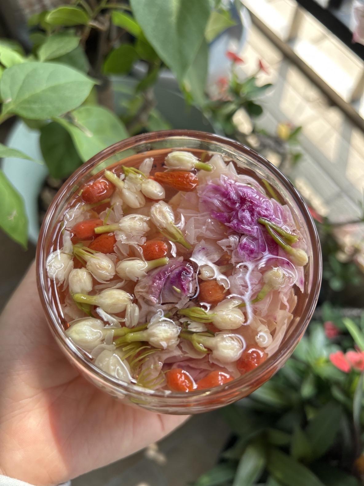 其实我朋友经常问我，这花茶是不是喝了，马上就能心情变好
当然不是了，这又不是仙丹