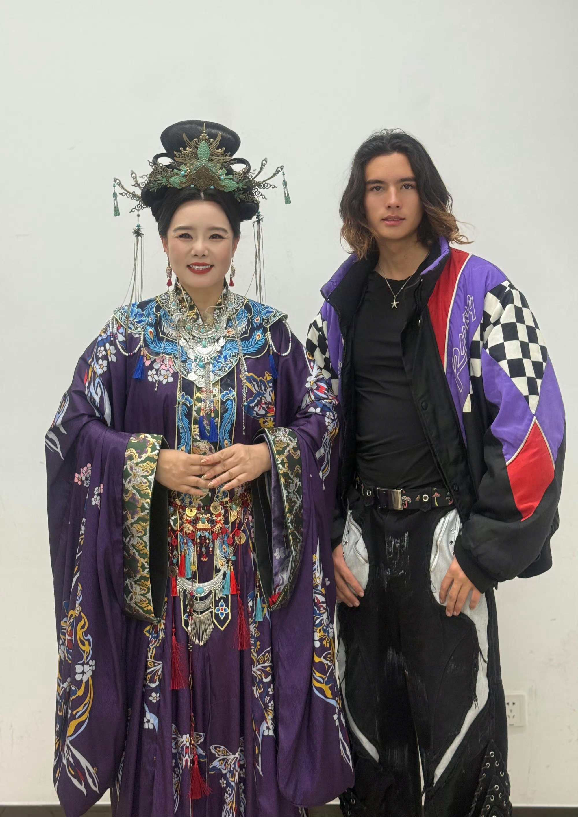 龚琳娜再晒与混血儿子合影 龚琳娜分享19岁儿子雅酷近照，五官立体，母子亲昵互动，