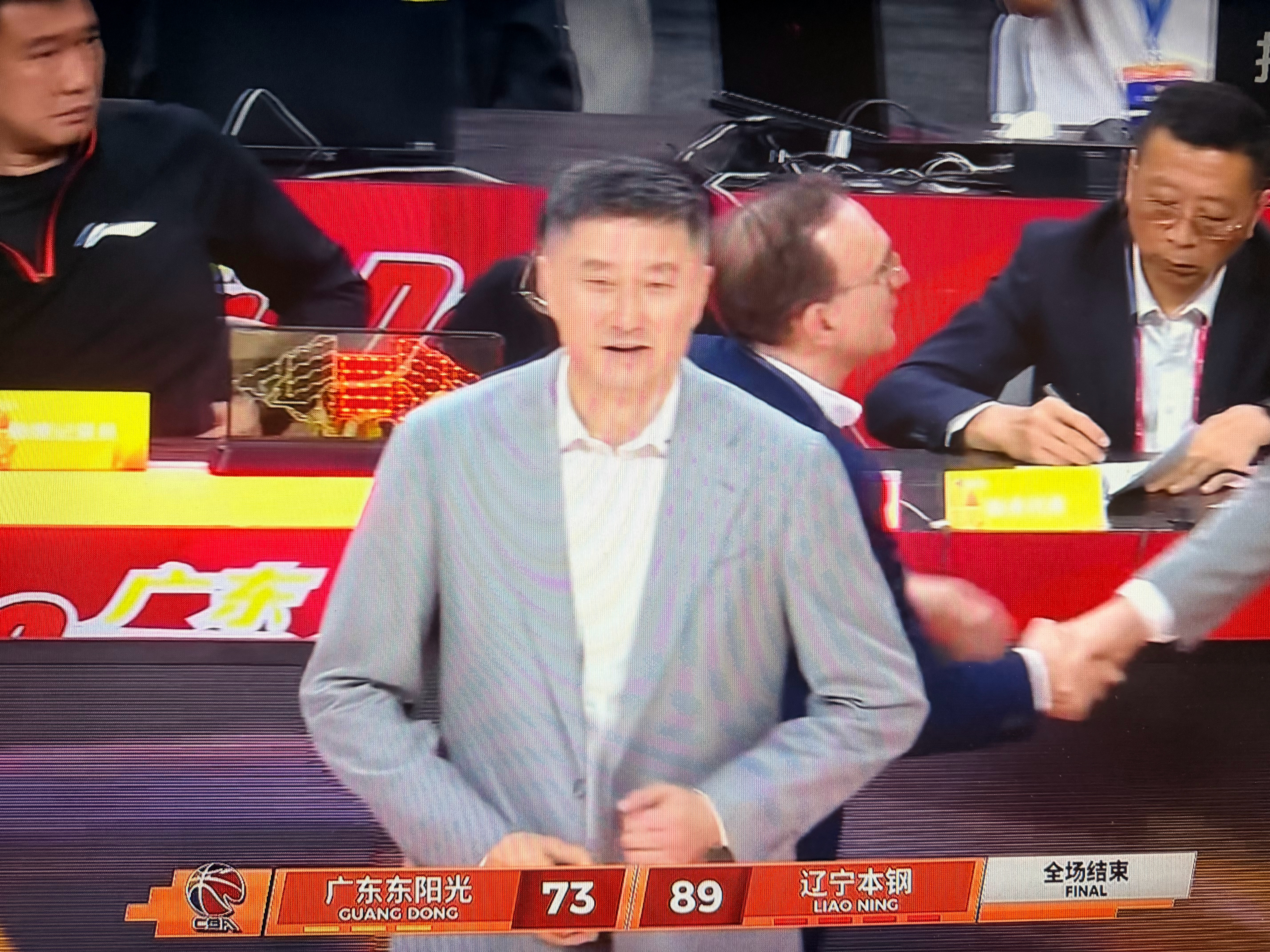 广东男篮三分线外32投5中，内线被莫兰德抢爆，主场不敌辽宁男篮，近5场比赛4败，