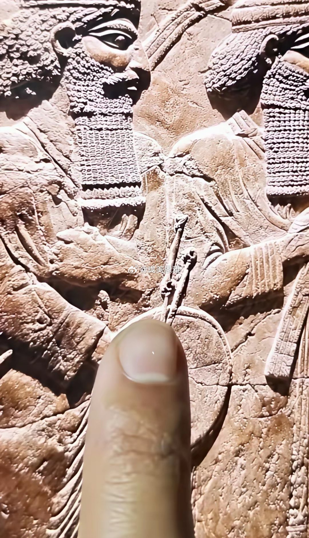 两位古人手握怪器，考古界至今都说不清来历 