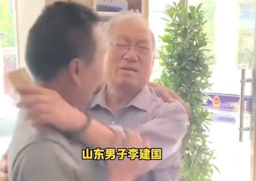 山东一男子借战友13000元，十年没等来一分还款，谁知去银行注销旧卡时，柜员的一