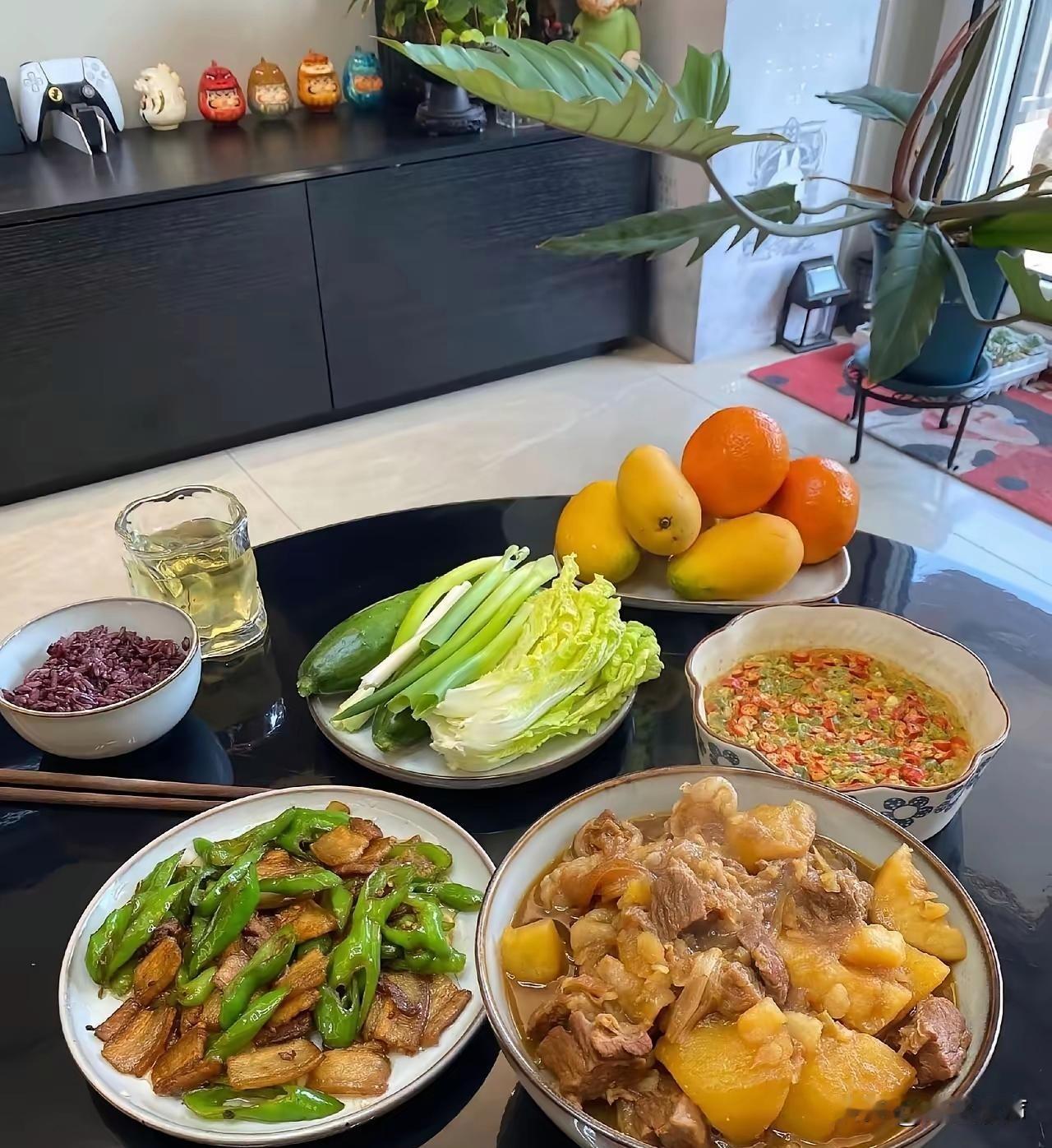 儿子结婚时，我给了亲家十六万彩礼。
亲家说是给女儿存着，他们不花这钱，我平时也偶