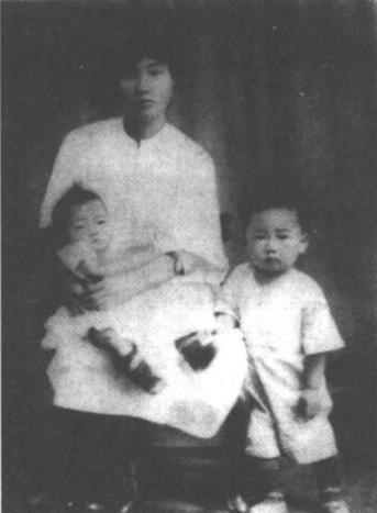 1924年杨开慧和儿子岸英、岸青在上海合影