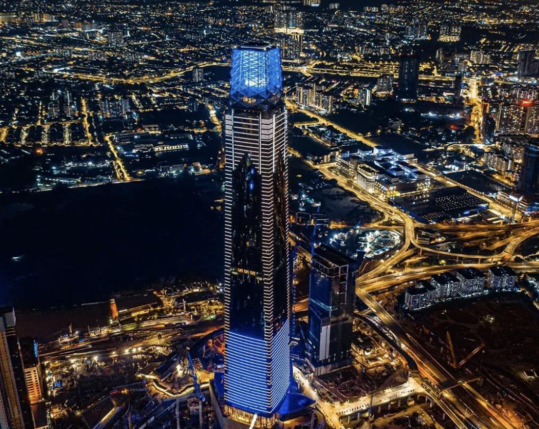 在吉隆坡敦拉萨国际贸易中心核心区，452米高的106交易塔如一根挺拔“玉簪”刺破