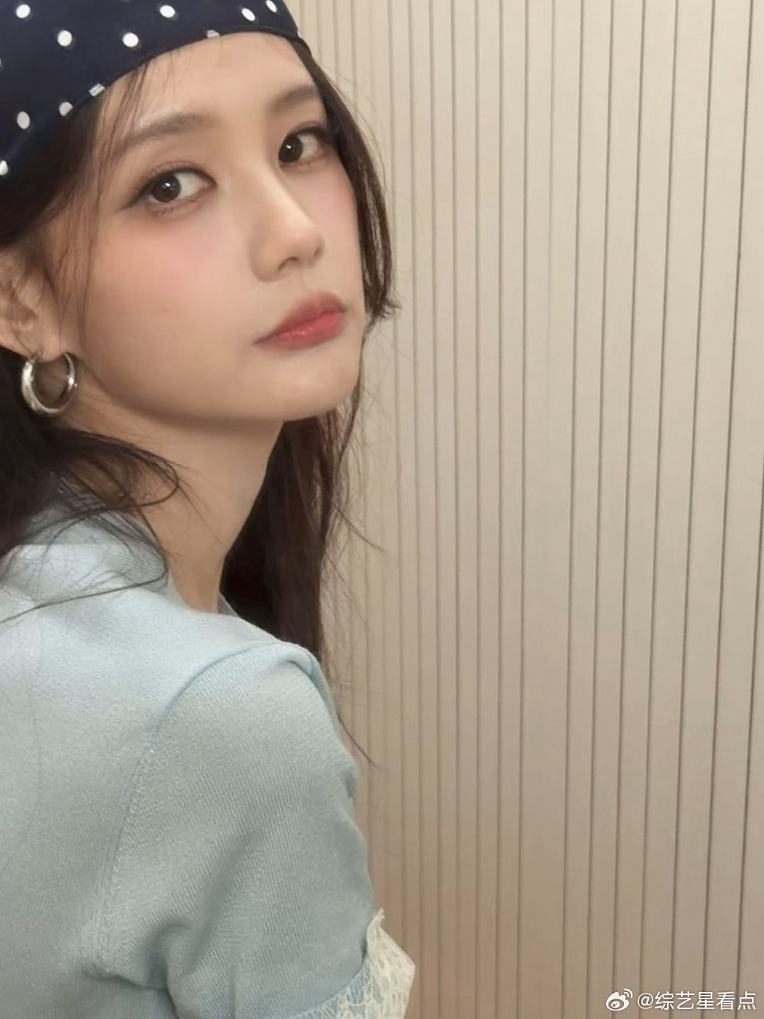 李一桐节日晒与肉肉立牌合照 李一桐节日晒与肉肉立牌合照真的好萌好萌呀，我们的御姐