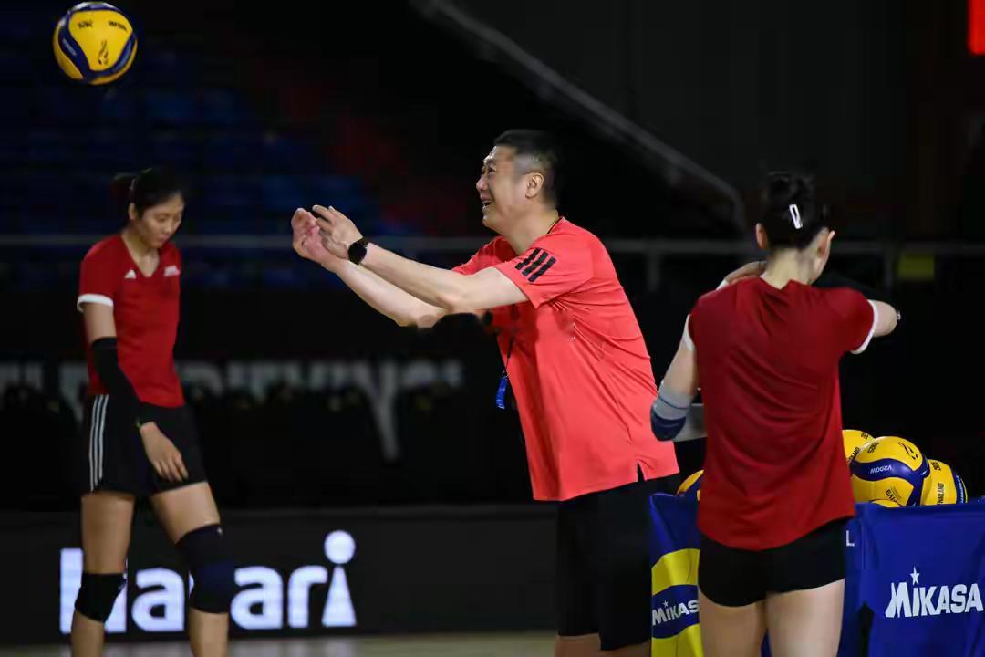 【中国女排积极备战世锦赛首战】中国女排21日在位于清迈国际会展中心的比赛场馆进行