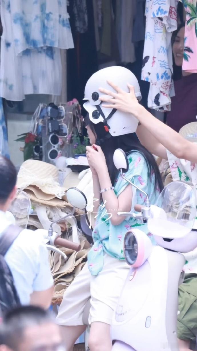 周也胡先煦小情侣既视感海滨小路吹着温柔晚风，花衬衫造型清爽亮眼，同乘一辆摩托穿行