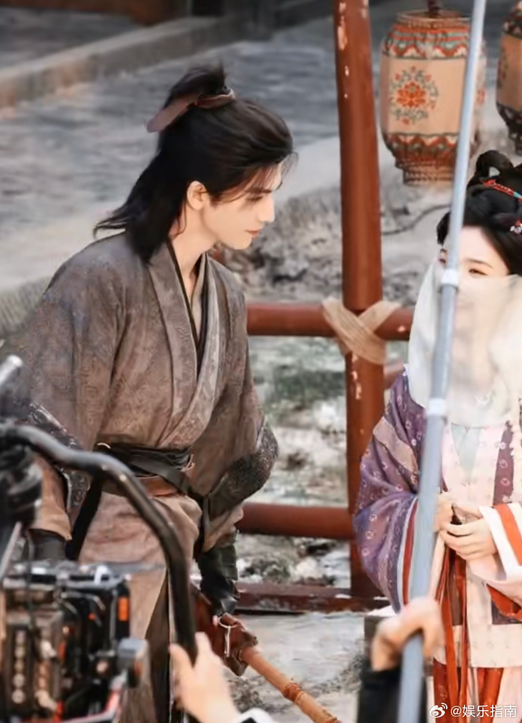 张凌赫林允《归鸾》同框逛街路透，好幸福的感觉！ 