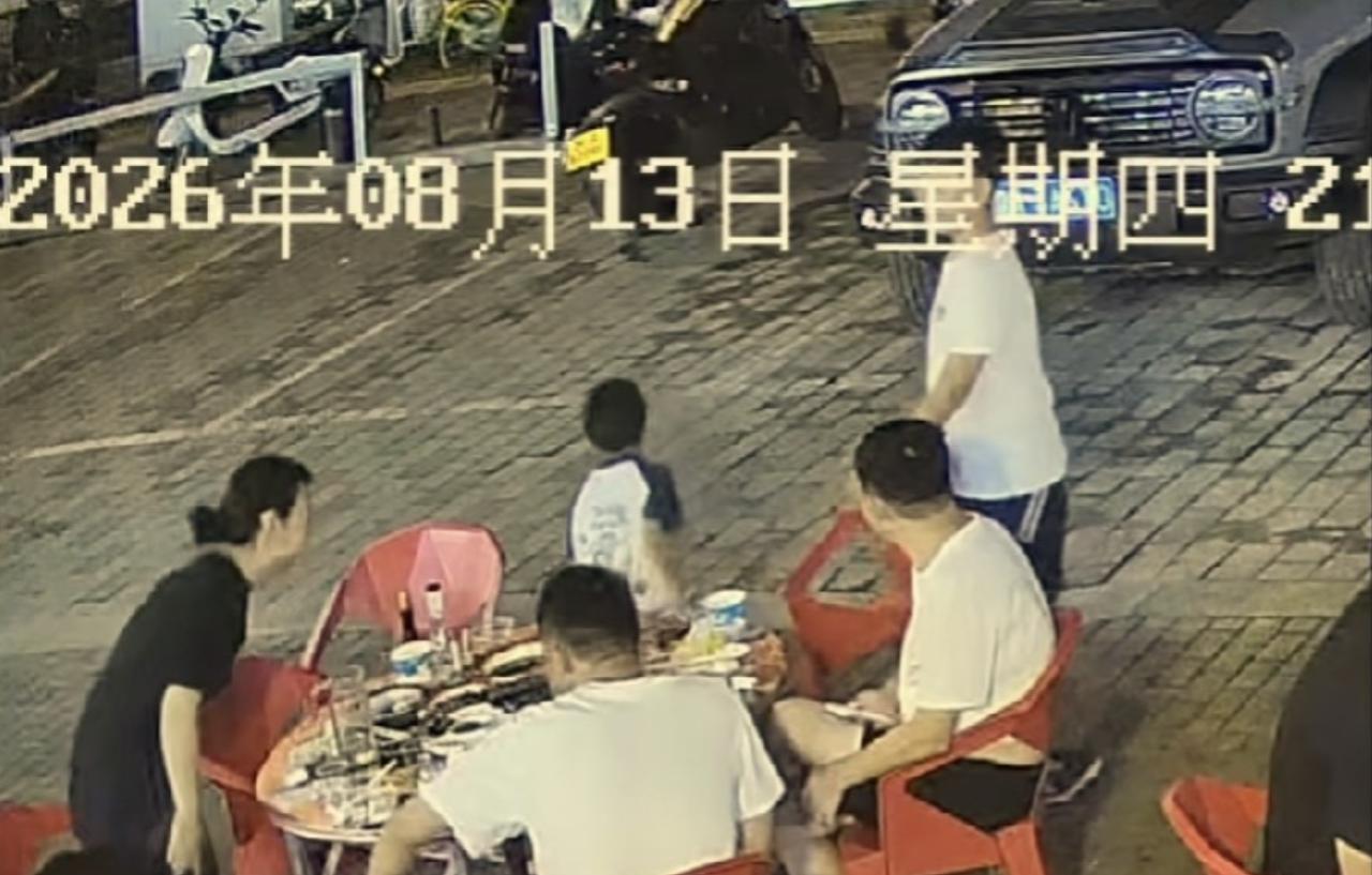 伤害性不高侮辱性极强！陕西西安，一家五口到饭店门口吃饭，几人吃完也不买单，先后离