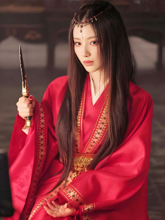 王鹤润梦回角丽谯 金妆奖红毯上王鹤润那套红衣出来的时候，弹幕全在刷“角姐回来了”