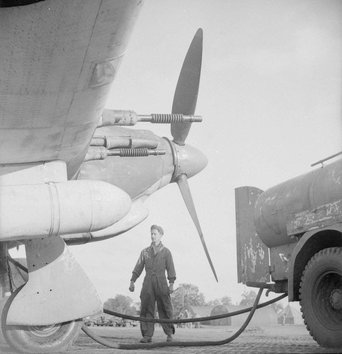 [呲牙] “自由法国”的装备还挺全的，居然还有战斗机——1943 年 12 月 