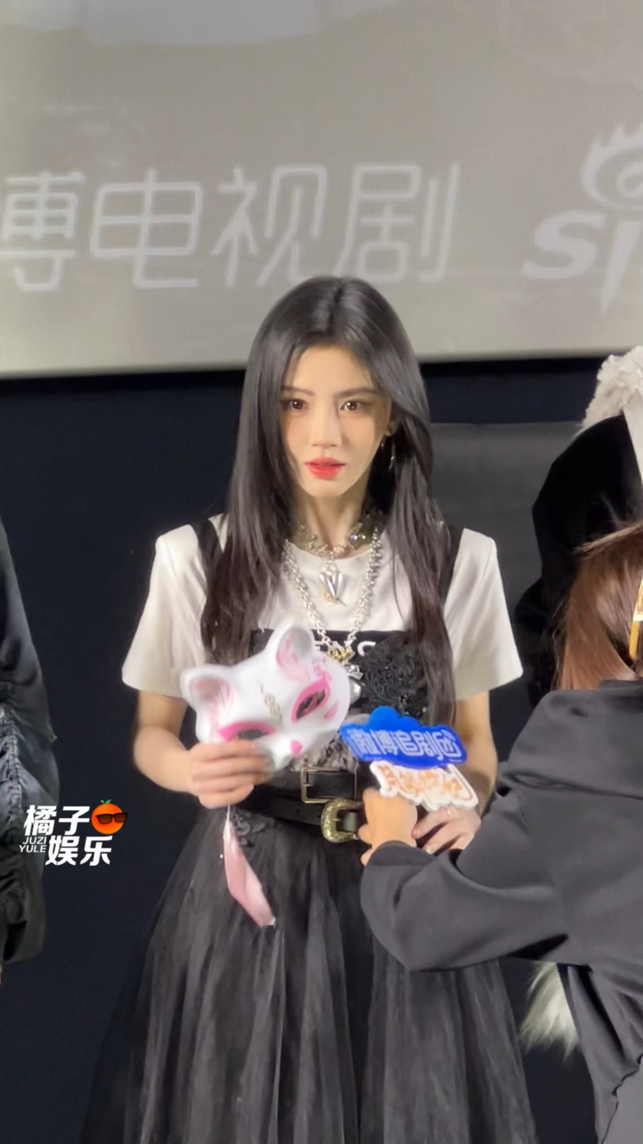 正饭撒呢被突然的尖叫声吓一跳，家妻这个猪猪本体又出来了～～🥰🥰🥰鞠婧祎被粉