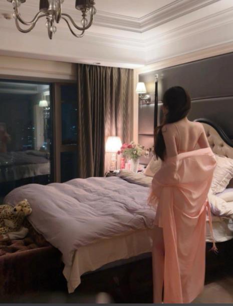 给美女充个话费，结果最后把自己送进去踩缝纫机了。这样的事情很多，只要是有点姿色的