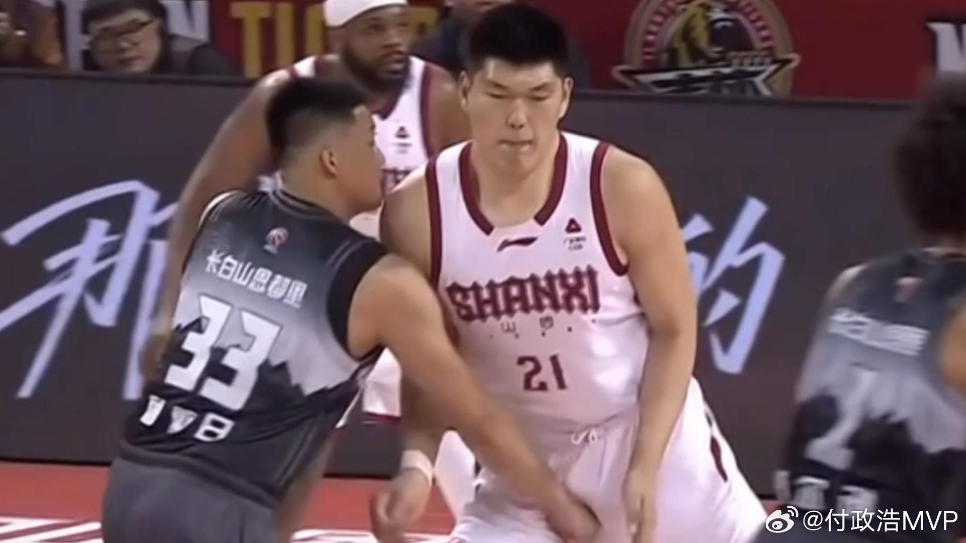 停赛2场、罚款10万元！曾繁日击打刘传兴裆部的行为严重违反体育运动精神，CBA公