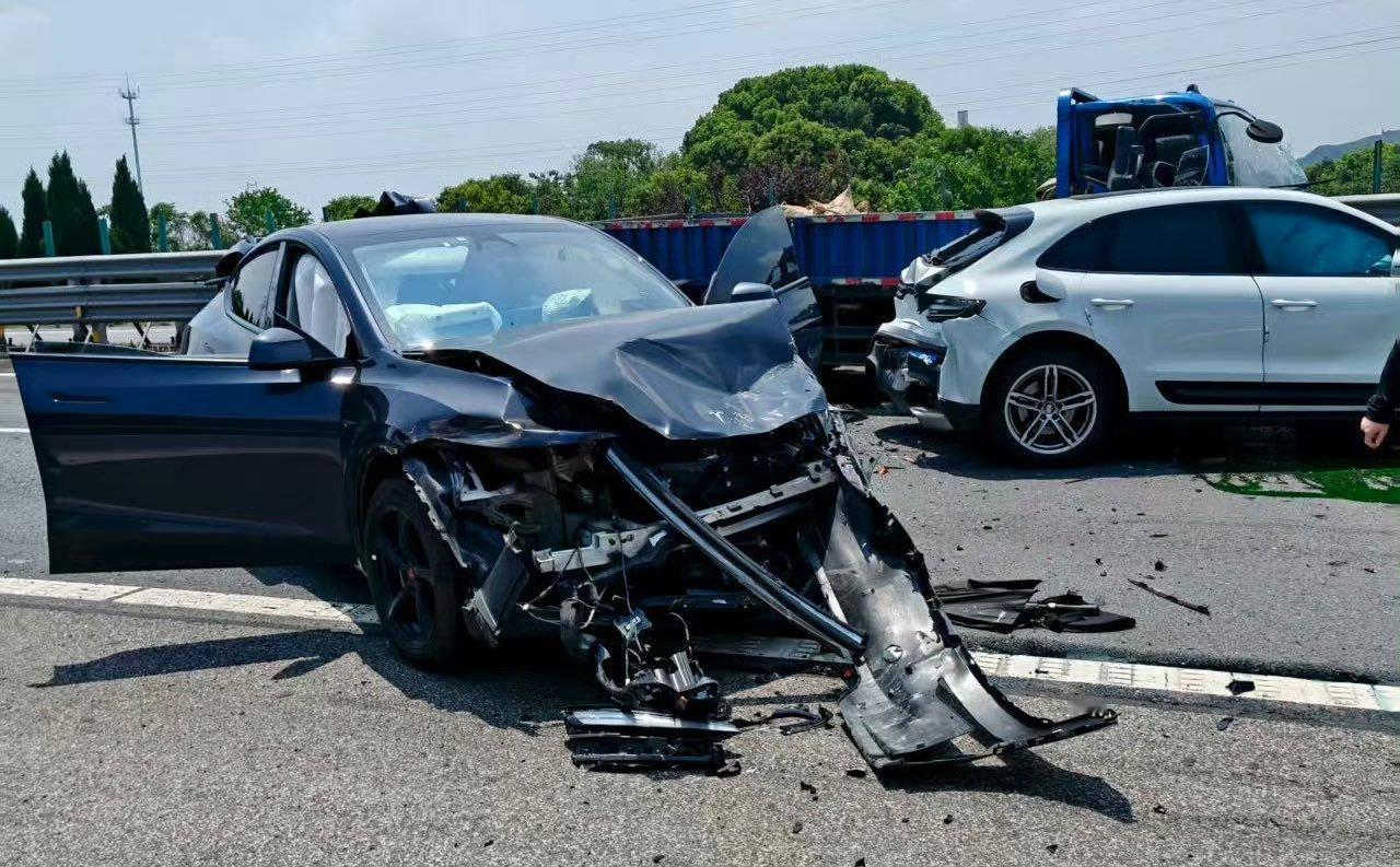 被8吨货车追尾的Model  Y，一体式压铸工艺 再立新功？大v聊车 ​​​