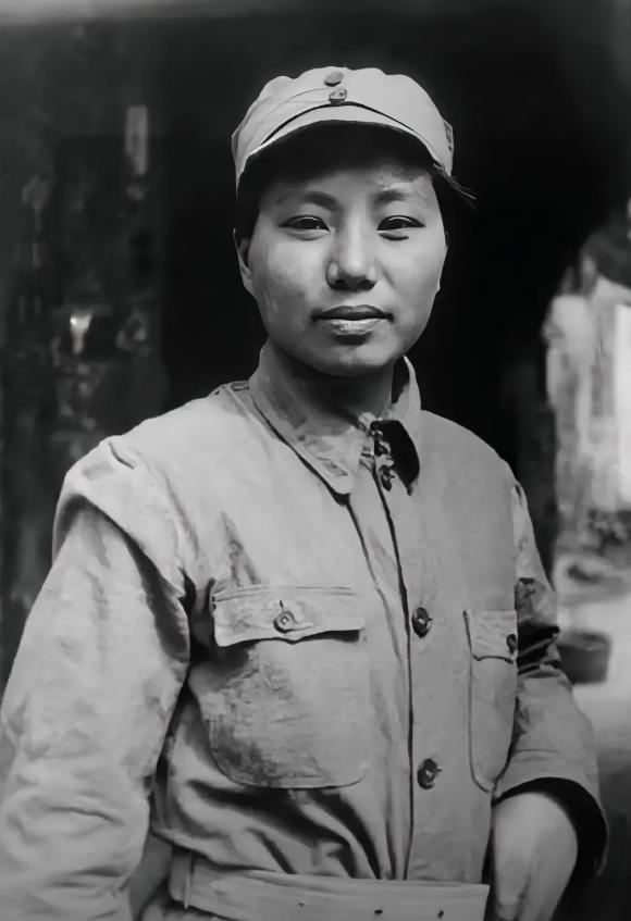 1934年，16 岁女红军被活埋，黄土埋到胸口，她一滴泪没掉。千钧一发，一匹快马