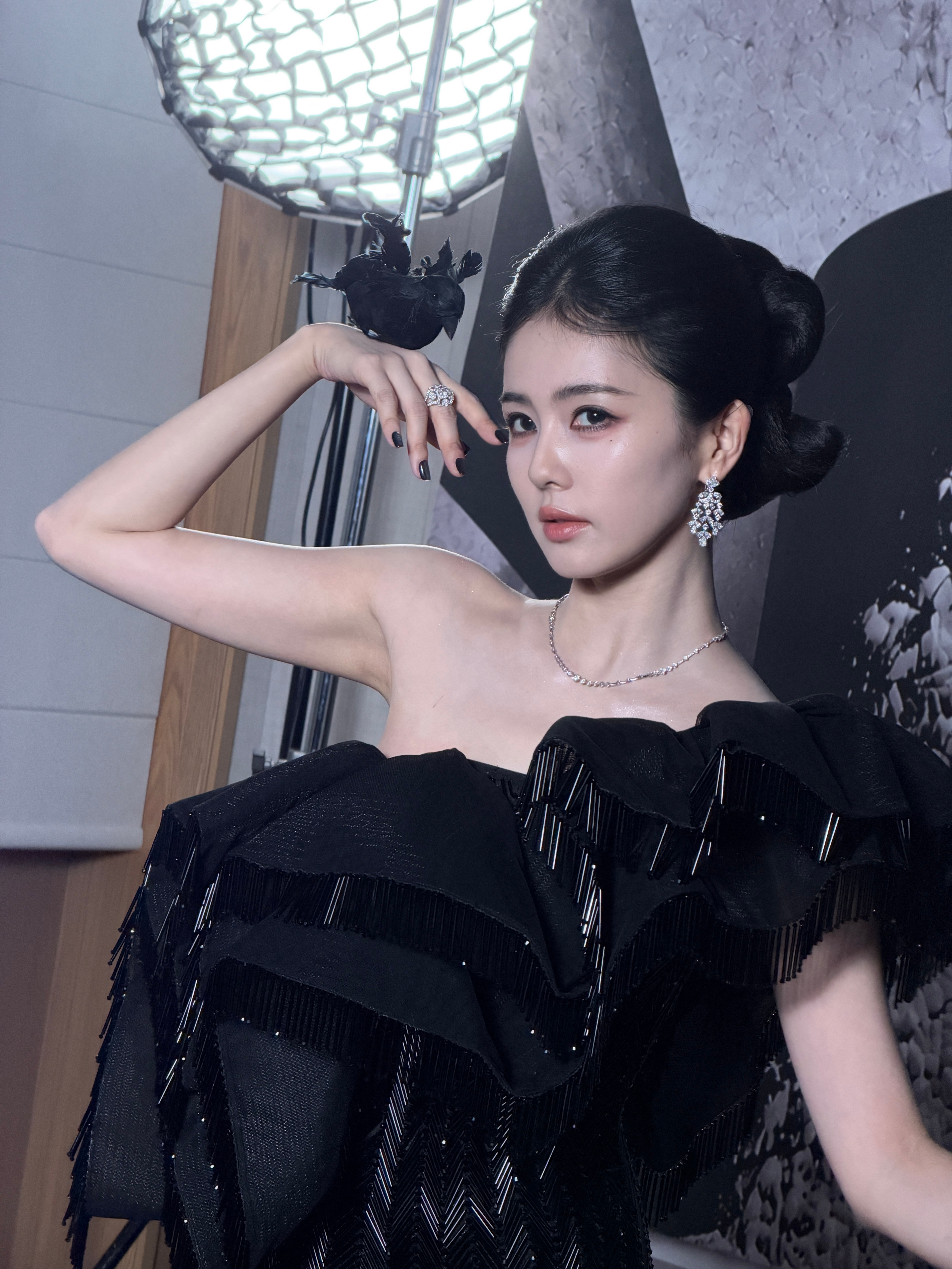 白鹿手上的小鸟是道具阳光打在白鹿眼下痣的瞬间 这个车内的拍摄，刚好拍到了阳光打在