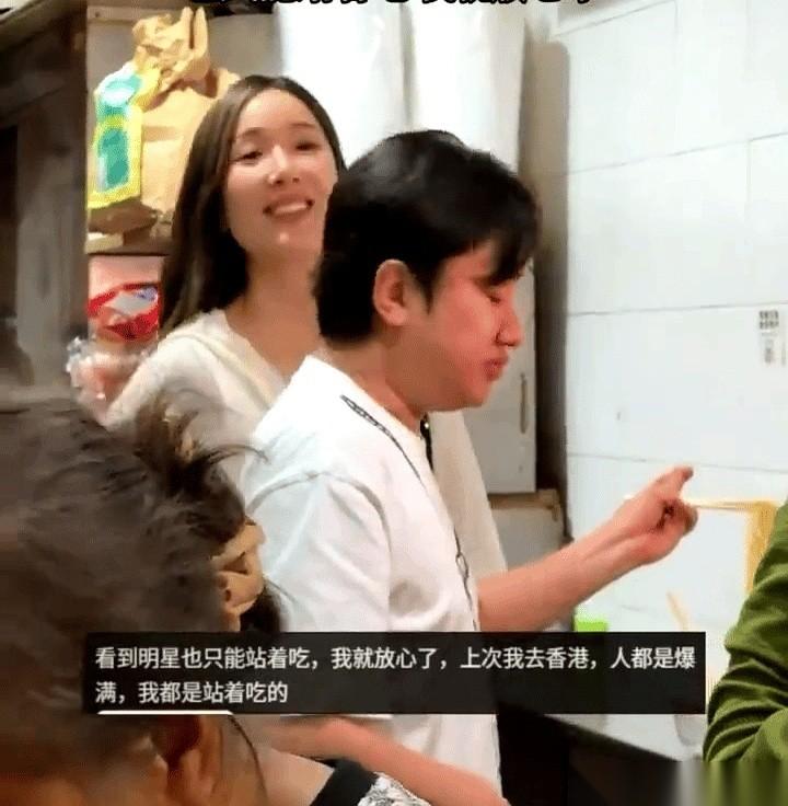 王祖蓝大概也没想到，自己嗦一碗面，竟成了香港服务业的“洗白”现场。
旁边，内地游