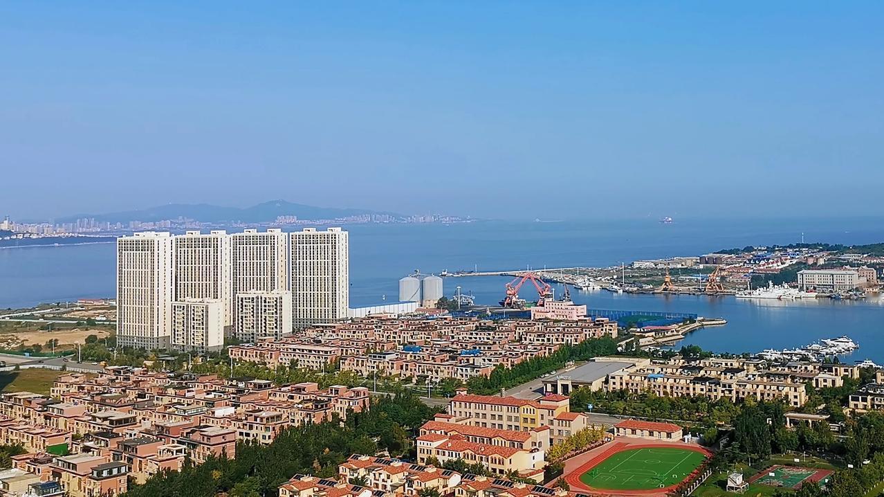 海边盖别墅，似乎是标配。但那几幢白色的高层住宅，想必也是豪横吧！说实话，面朝大海