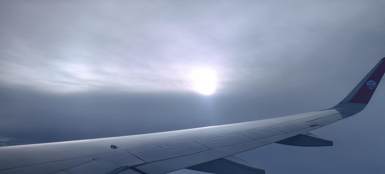 [尬笑]前几天，难得坐了次飞机✈️，莫非这feel才是——当下万重山，才能向天光