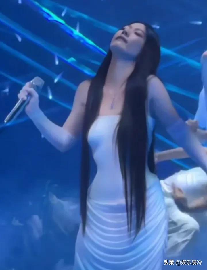 单依纯这违法成本太低了，一个道歉就完事了。我要是李荣浩我就让她赔钱，赔完钱我把这