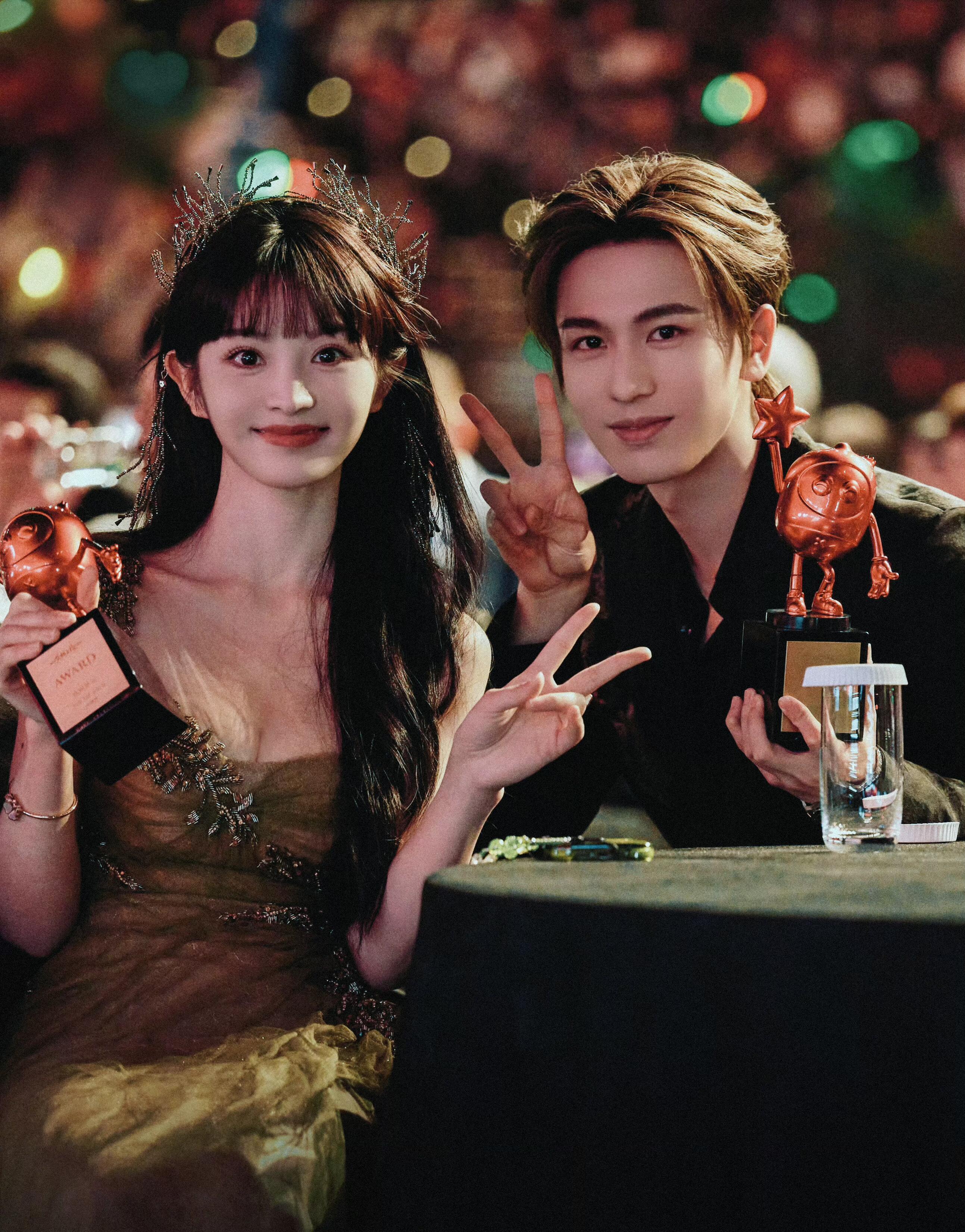 张凌赫田曦薇回应合作逐玉【田曦薇 张凌赫】这张照片真的宇宙起源来的你在左边 我紧